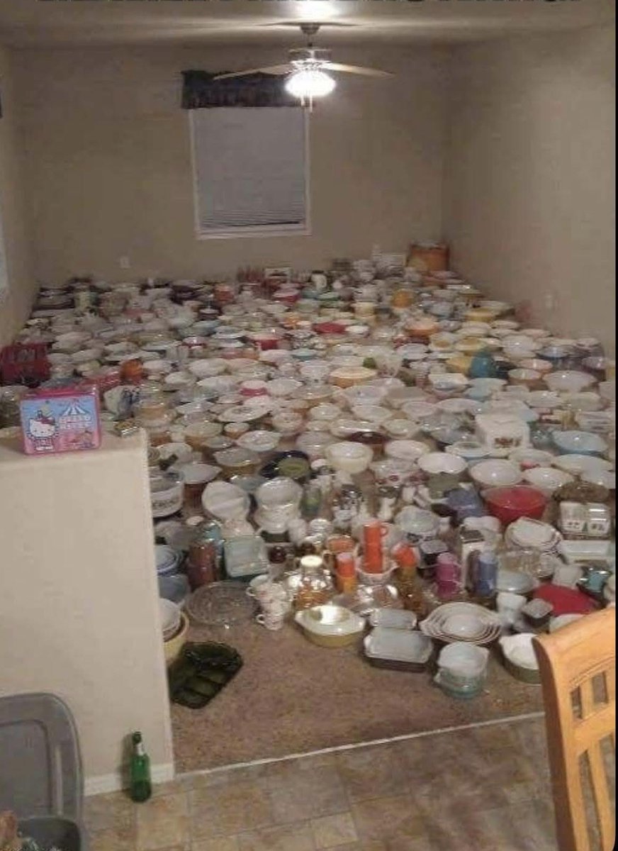 Heather27207971's tweet image. POV: You said “I’ll just start collecting one or two cute bowls’ in 2017”
#pyrex