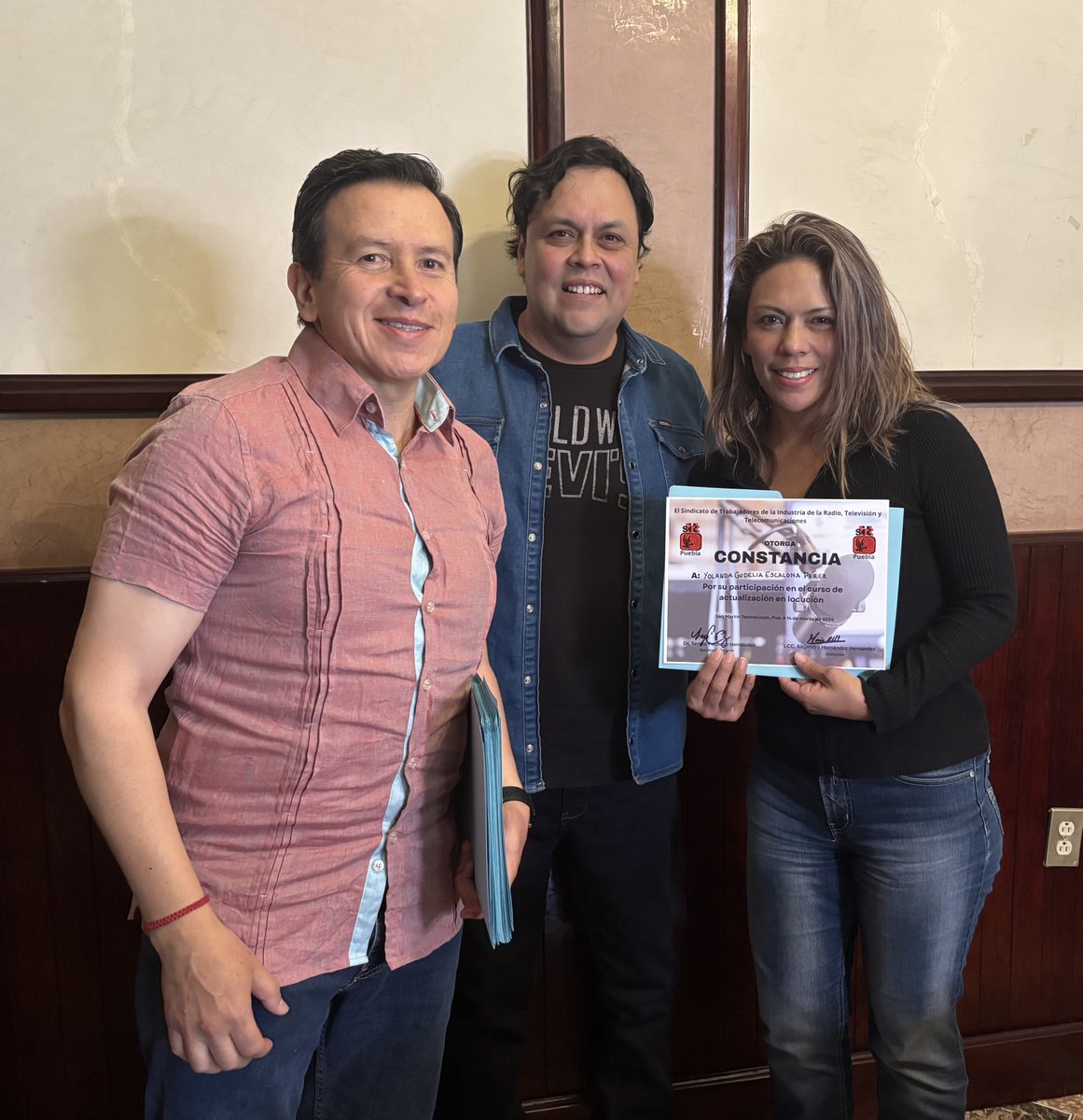 En San Martín Texmelucan, se impartió el “Curso-Taller de Actualización en Locución” con Alejandro Hernández, para reforzar conocimientos y ser más creativos y profesionales ante los desafíos de la inteligencia artificial.