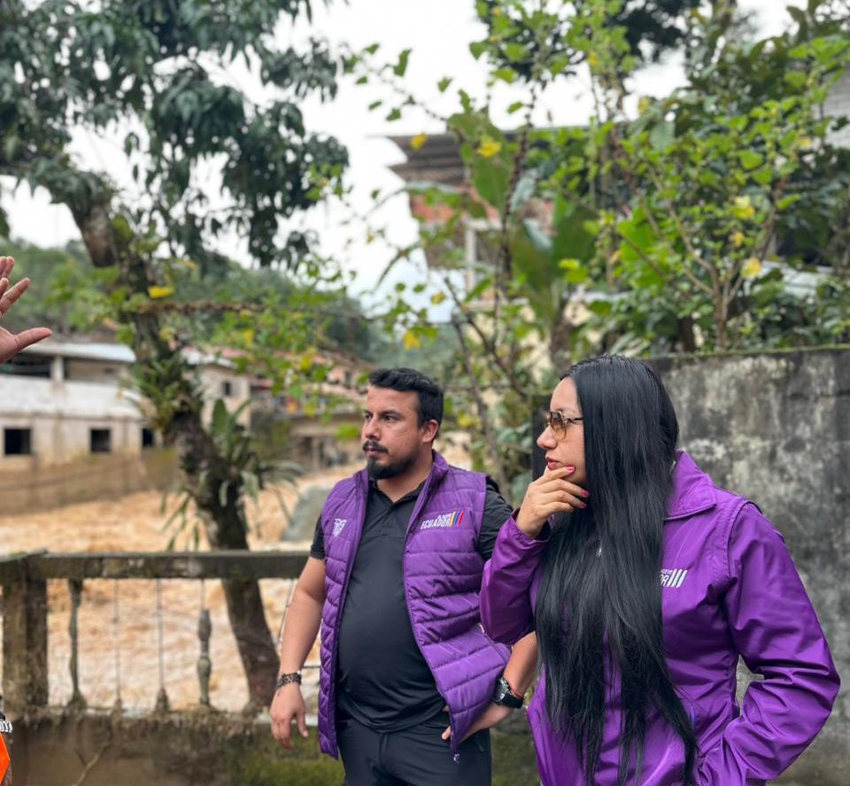 La Secretaría Nacional de Gestión de Riesgos, a través de la Subsecretaria General y su equipo técnico, se mantiene desplegada en el cantón Zaruma realizando evaluaciones técnicas y seguimiento permanente de la situación, con el fin de determinar afectaciones y coordinar las