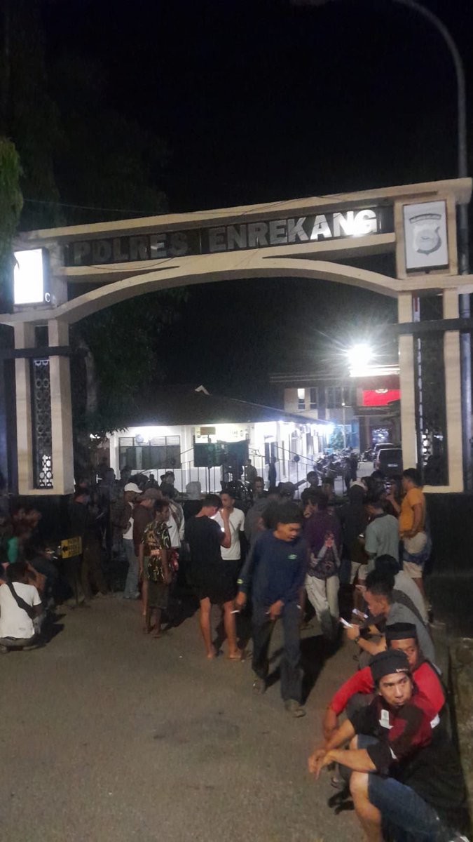 Darurat

Minggu 15 Maret 2025, Satu orang Warga penolak tambang emas Enrekang di Tangkap Polres Enrekang.