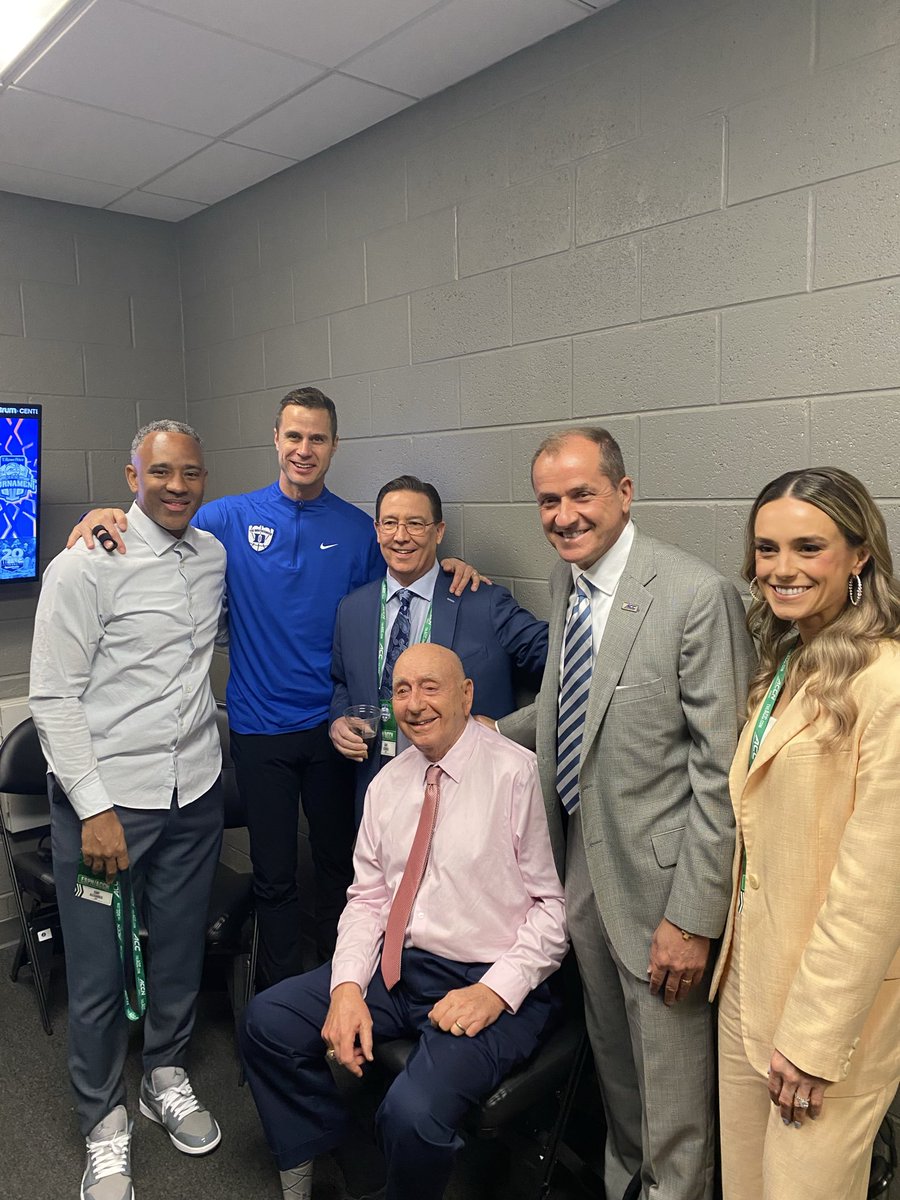 DickieV's tweet image. Meeting with some of my favorite people in basketball! What a fabulous group of people that love the game! Name these superstars. Remember tonight 8:30 @DukeMBB vs @UVAMensHoops on ESPN with Dave O’Brien, Cory Alexander and Molly McGrath and yours truly for a fun night! @accmbb