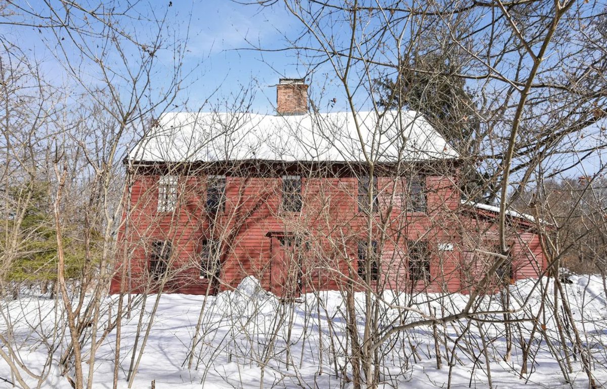 oldhouseunder50's tweet image. $190K. This #Connecticut #colonial f#armhouse is ideal for anyone looking to restore or reimagine a classic residence. The current structure requires a full restoration, but it's a classic on 1.84 #acres. oldhousesunder50k.com/c-1750-connect…