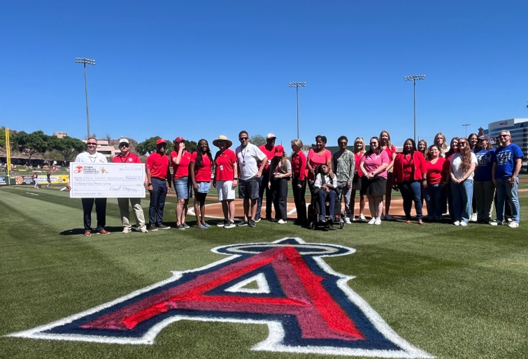 AzNewsmedia's tweet image. Wrangler Independent editor Madeline Bates writes: Members from all 3 orgs joined members of the @Tempegov  Council and Diablos Charities as they shared a symbolic check. #AZNEWSMEDIA #donation #nonprofit #DomesticAbuse #springtraining @MLB @Angels @Reds @ChrsitineTDEll1
