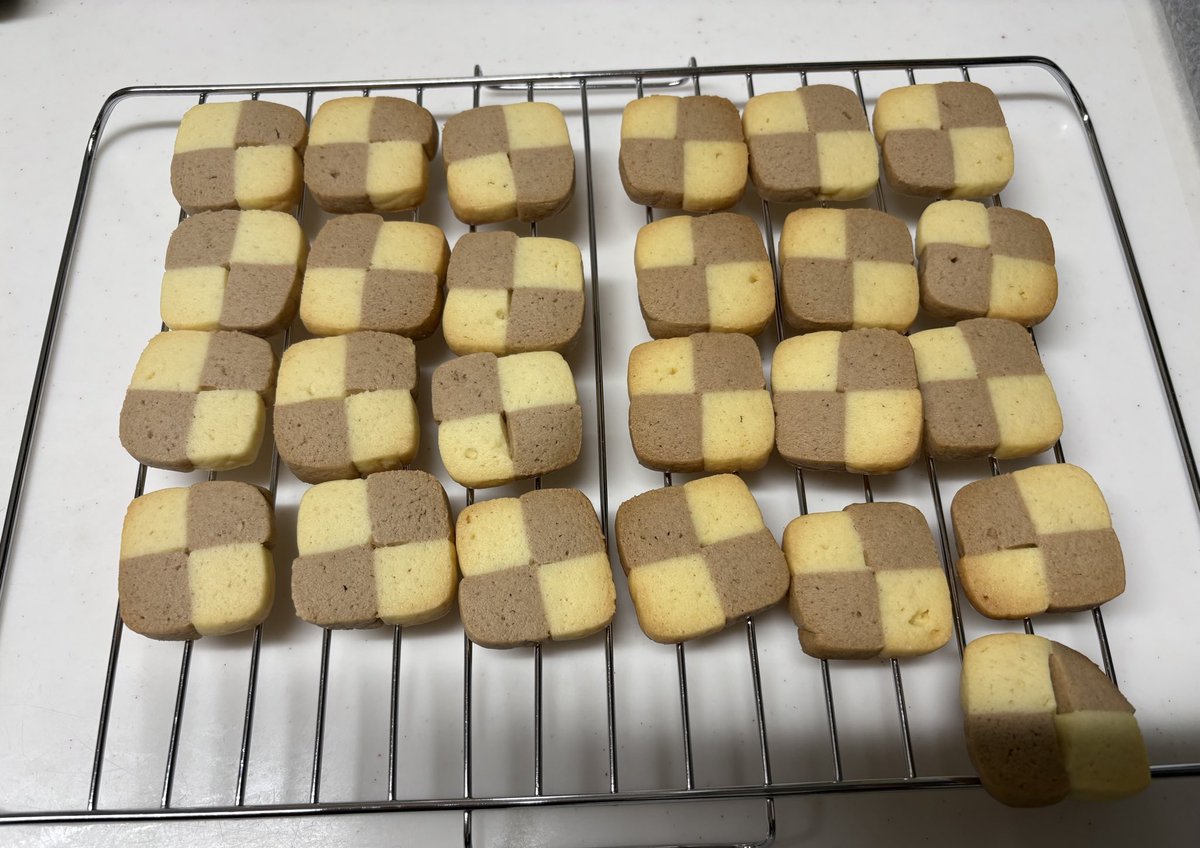 maacci2022's tweet photo. おはようございます☀️
昨日、息子がホワイトデー用にクッキー🍪を焼きにうちに来ました🤗
お返しを手作りするという心意気に、ほのぼの😊
夜は夫とウォーキング🚶‍♀️
夜景がとっても綺麗だったので定番コースにしよう🌉 https://t.co/eYh9uQ12Bm
