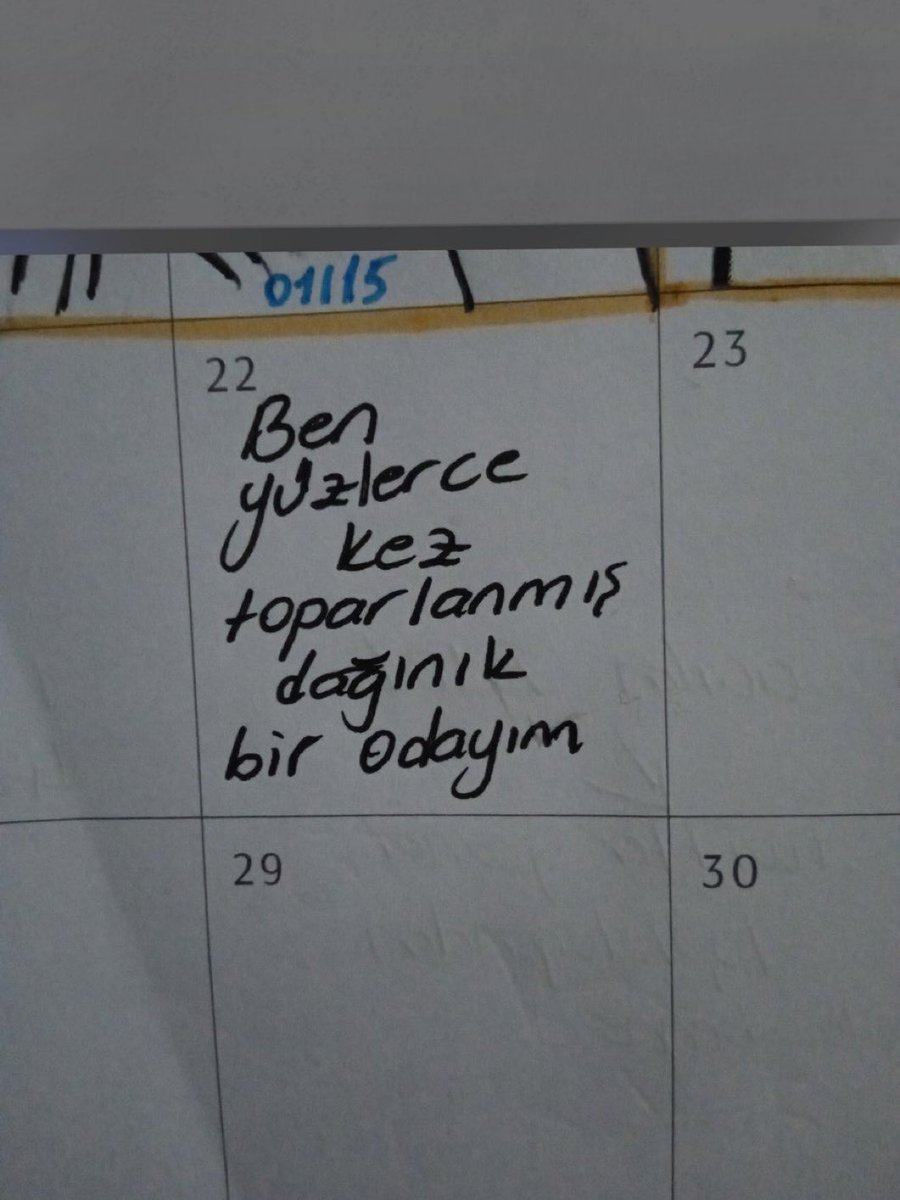 “Ben, yüzlerce kez toparlanmış dağınık bir odayım.”