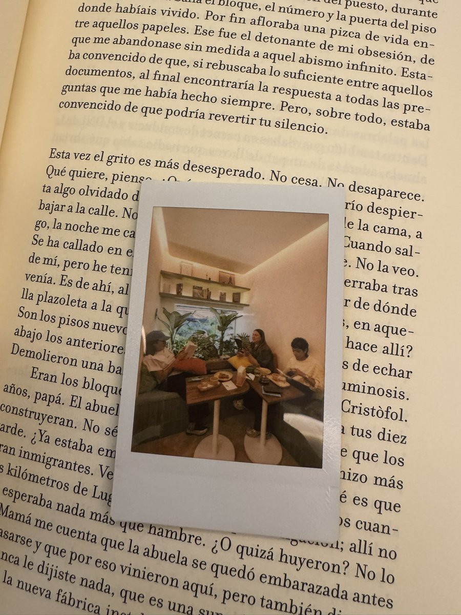 MayRhae's tweet photo. ok pero vean esta fotito que nos tomaron en la cafetería a la que venimos a leer <3 https://t.co/49rHzDl3f9