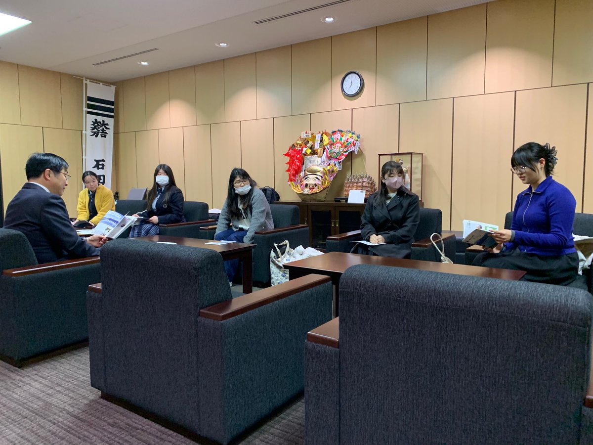 Shigabunkyo's tweet photo. 浅見長浜市長に「おくびわぐらし」vol.2 の完成をご報告
一緒に作った県立伊香高校の学生さんと、本学学生が長浜市役所を訪れ、浅見長浜市長に冊子完成の報告を行い、作成時のエピソードや、おくびわ地域、またそこで暮らす人たちへの思いを語りました。
＃滋賀文教短期大学　＃大学生　＃長浜市 https://t.co/yKpOzHLdZ6