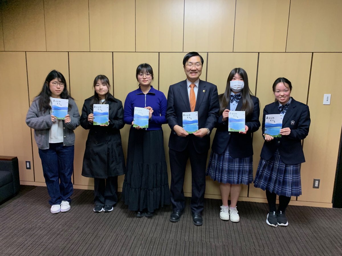 Shigabunkyo's tweet photo. 浅見長浜市長に「おくびわぐらし」vol.2 の完成をご報告
一緒に作った県立伊香高校の学生さんと、本学学生が長浜市役所を訪れ、浅見長浜市長に冊子完成の報告を行い、作成時のエピソードや、おくびわ地域、またそこで暮らす人たちへの思いを語りました。
＃滋賀文教短期大学　＃大学生　＃長浜市 https://t.co/yKpOzHLdZ6