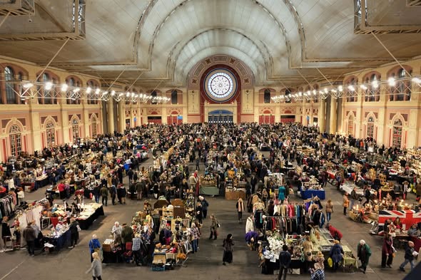 TheScribblerCMB's tweet image. The Great Exhibition scene in the 2004 #NorthandSouth adaptation was created by Sandy Welch, but based on real events. The original exhibition took place in The Crystal Palace, designed by Prince Albert, but it burned down in 1936. The scene was filmed at Alexandra Palace.