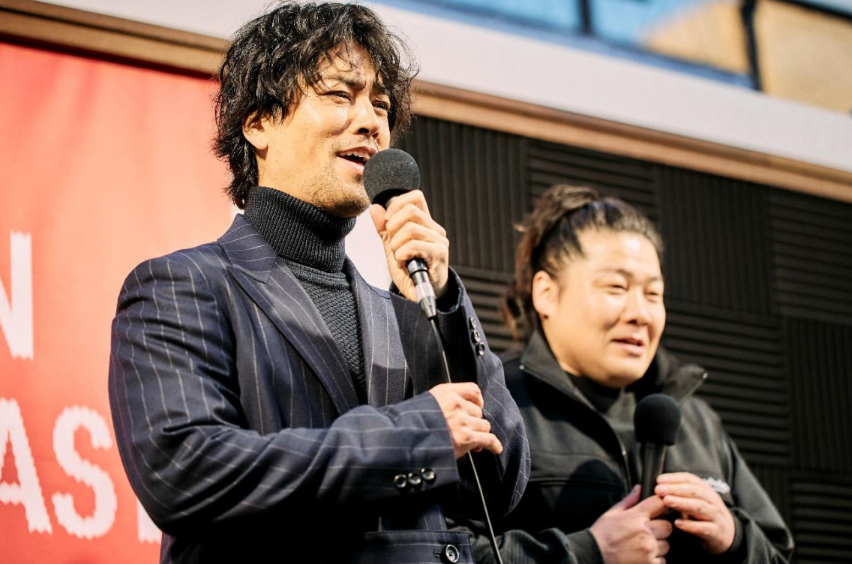 livedoornews's tweet photo. 【開幕】ポッドキャストの国内初大規模イベント 「JAPAN PODCAST FESTIVAL 2026」
https://t.co/W1txnxlJZd

約30番組の公開収録を中心としたステージイベントが赤坂サカス広場で行われる。初日は俳優の桐谷健太やタレントの永野らが登場。15日は村上信五、有田哲平、アンガールズらが出演予定。 https://t.co/md8BRH4BbR
