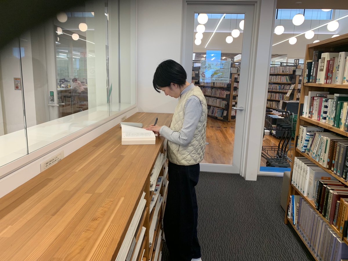 Shigabunkyo's tweet photo. 「へー、こんなことが載ってるんだ！」
『滋賀県民俗地図』を見ての驚きの声。今日は、図書館サークルで長浜市立図書館を使っての郷土資料の勉強会。県立図書館からの取り寄せ資料を使ったり、実際に図書館の棚を巡って資料を見ながら郷土資料等の勉強を行いました。
#滋賀文教短期大学　#サークル活動 https://t.co/3yLodlm5Ap