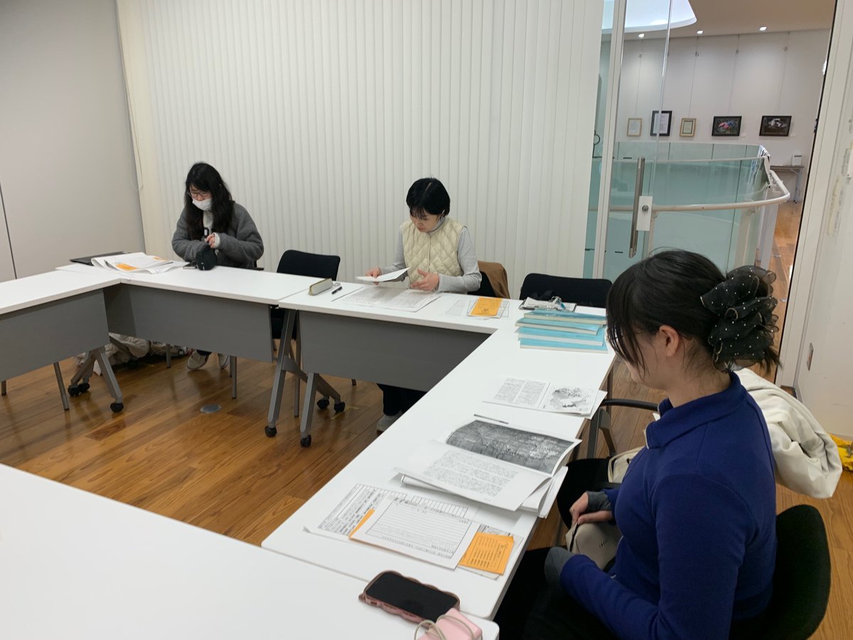 Shigabunkyo's tweet photo. 「へー、こんなことが載ってるんだ！」
『滋賀県民俗地図』を見ての驚きの声。今日は、図書館サークルで長浜市立図書館を使っての郷土資料の勉強会。県立図書館からの取り寄せ資料を使ったり、実際に図書館の棚を巡って資料を見ながら郷土資料等の勉強を行いました。
#滋賀文教短期大学　#サークル活動 https://t.co/3yLodlm5Ap