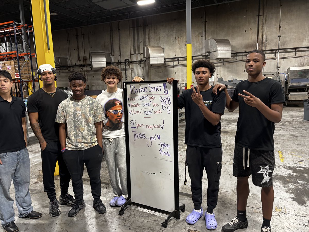 calebclack5's tweet image. Grateful for the opportunity to volunteer at the Houston Food Bank today! It’s always inspiring to see our community come together to help families in need. #Houston #Community #GiveBack