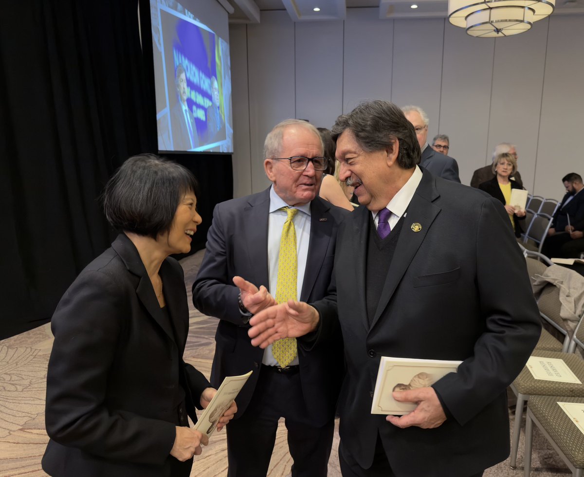 NGomezUrrutiaMX's tweet photo. Está semana he tenido diversas reuniones en #Toronto, #Canadá con @Brownrox, presidenta internacional de @steelworkers, Fred Redmond, secretario tesorero de la @AFLCIO,  Marty Warren, director de #USW en Canadá, Ken Neumann, director de retirados de #USW en Canadá y Olivia Chow, Alcaldesa de Toronto, para hablar sobre la revisión del #TMEC. 

El sindicalismo de 🇲🇽🇺🇸🇨🇦 debe unificarse, mantener la solidaridad y luchar por condiciones justas y dignas para la clase trabajadora. 👷🏽⚒️👨🏽‍🏭

Estaremos muy pendientes de los avances en las negociaciones que se llevarán a cabo este lunes.