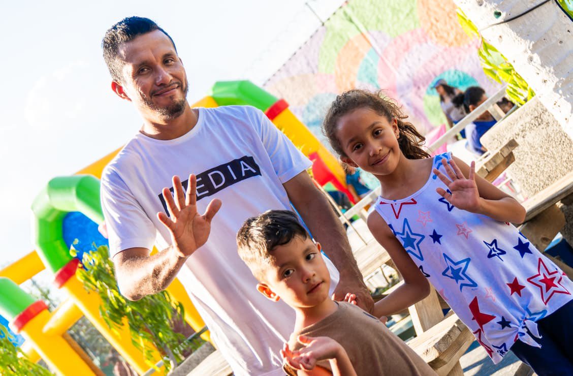 suecallejas's tweet photo. Familias de la colonia San José, en Soyapango, disfrutan de una alegre fiesta infantil llena de diversión y actividades para los más pequeños🎉👧🧒.

Es una jornada especial donde niños y niñas comparten momentos de alegría junto a sus familias, participando en diferentes dinámicas preparadas para ellos🎈✨.