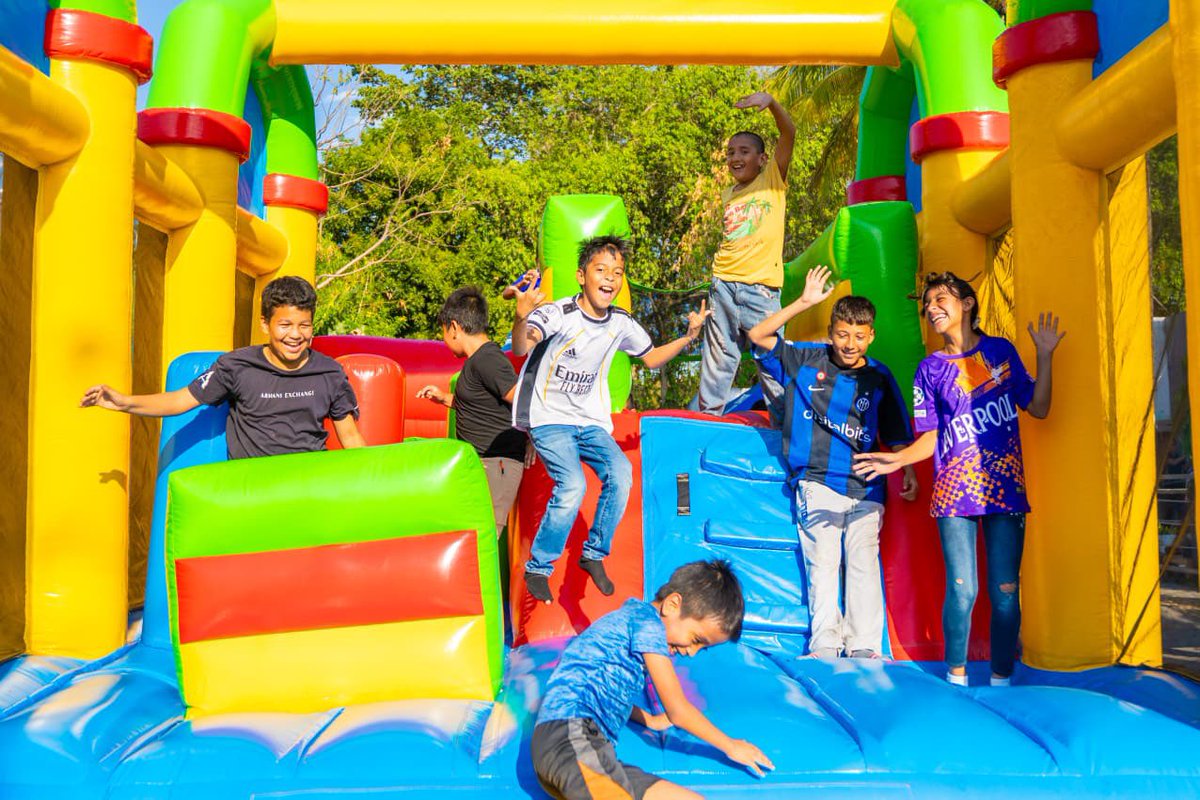 suecallejas's tweet photo. Familias de la colonia San José, en Soyapango, disfrutan de una alegre fiesta infantil llena de diversión y actividades para los más pequeños🎉👧🧒.

Es una jornada especial donde niños y niñas comparten momentos de alegría junto a sus familias, participando en diferentes dinámicas preparadas para ellos🎈✨.