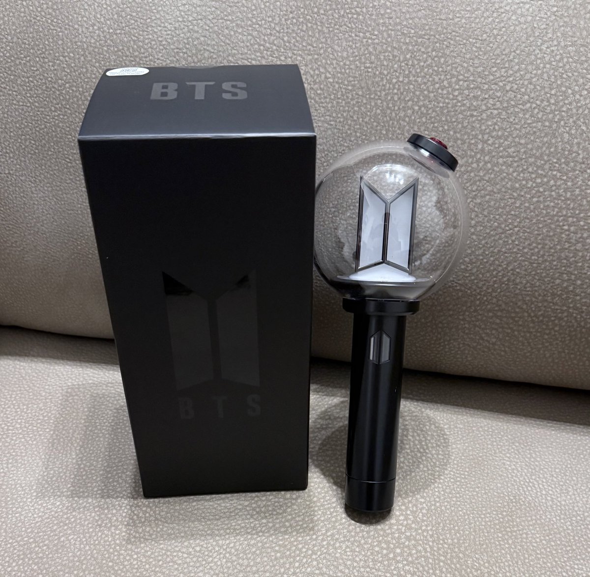 andie_12h's tweet photo. It’s here!! 😍💜 #ver4 #lightstick #bts #army https://t.co/Ec17cCgoqU