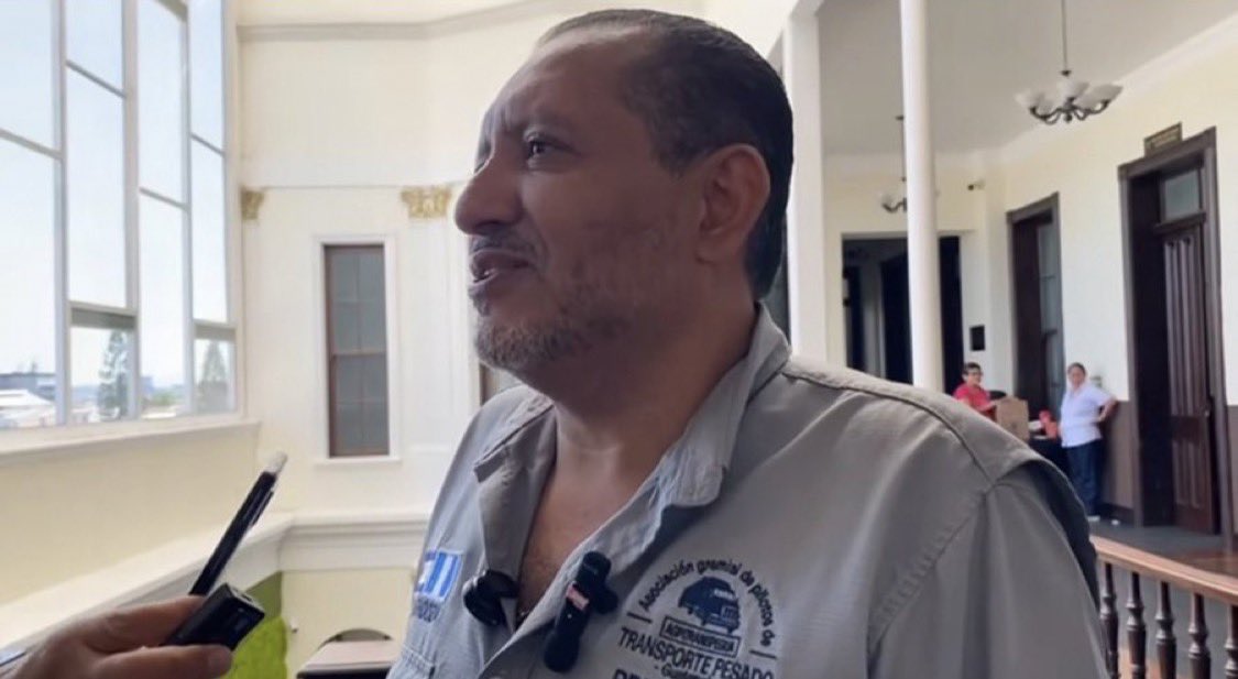 Este señor Rony Mendoza se ha opuesto a poner límite de velocidad al transporte pesado, hoy en una subida transporte pesado a toda velocidad provocó muertes inocentes y luto en familias.