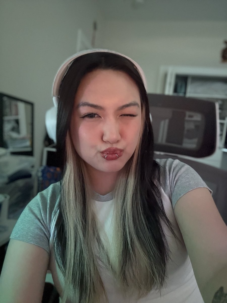 lilzula's tweet photo. @cosmimics told me to get up and do my makeup with her today @.@ https://t.co/58pIEBqHU7