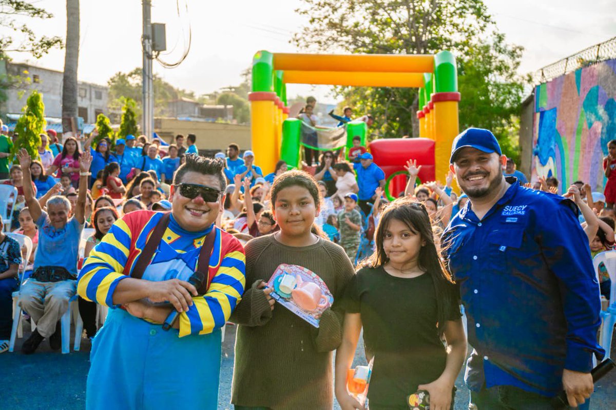 suecallejas's tweet photo. Las familias de la colonia San José, en Soyapango, disfrutan hoy de una fiesta infantil llena de alegría y convivencia🎉.

La tranquilidad y la libertad que ahora se vive en la comunidad permiten que niños y familias vuelvan a reunirse en sus espacios, compartiendo actividades que fortalecen la convivencia y la alegría en la colonia🧸.