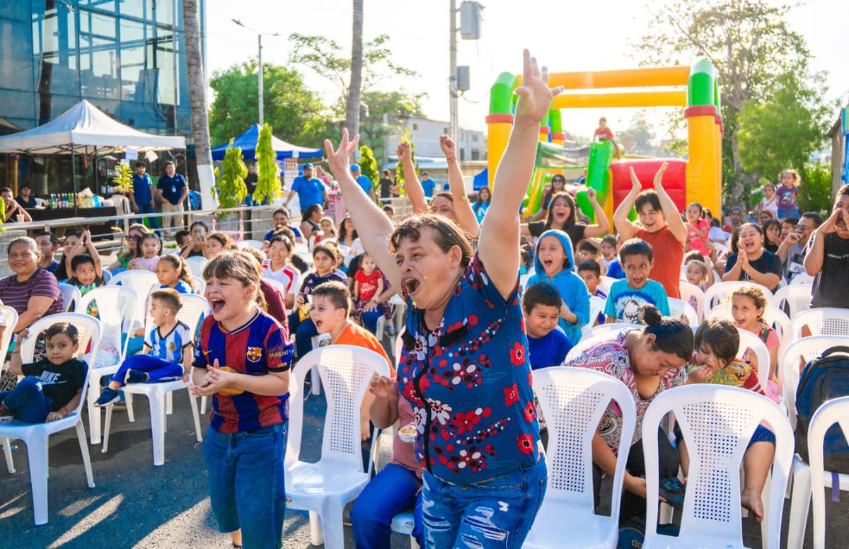 suecallejas's tweet photo. Las familias de la colonia San José, en Soyapango, disfrutan hoy de una fiesta infantil llena de alegría y convivencia🎉.

La tranquilidad y la libertad que ahora se vive en la comunidad permiten que niños y familias vuelvan a reunirse en sus espacios, compartiendo actividades que fortalecen la convivencia y la alegría en la colonia🧸.