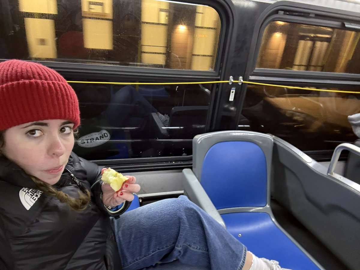 overdahedgestan's tweet image. Eating an apple on the bus #DoingThings