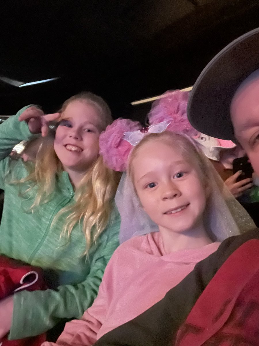 Prauch15's tweet photo. #DisneyOnIce https://t.co/eWej3CzMFC