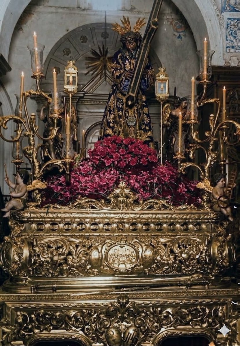 ¡Miradlo, por dónde viene!

De España.
Cielo limpio y oscuro,
tierra tostada,
y cauces donde corre
muy lenta el agua.
Cristo moreno,
con las guedejas quemadas,
los pómulos salientes
y las pupilas blancas.

¡Miradlo, por dónde va!

✍️ Federico García Lorca.