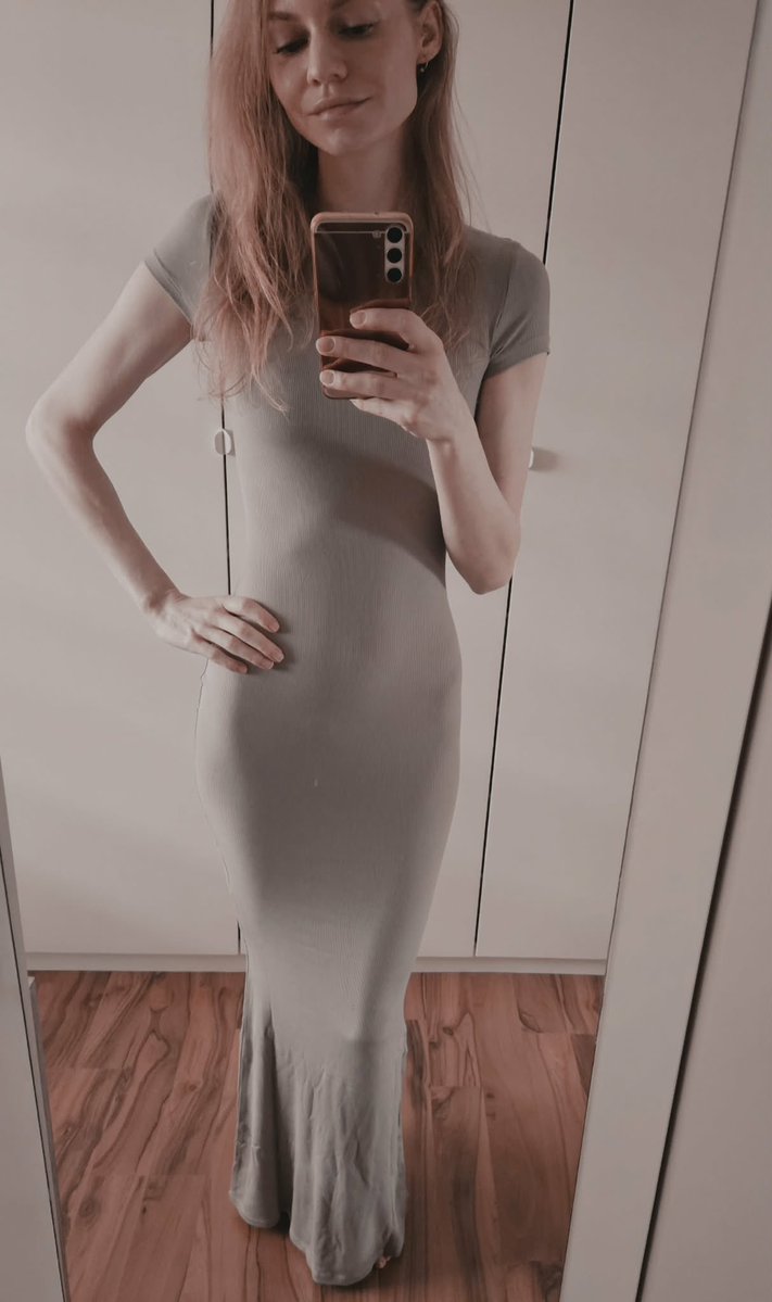 Kleid kam an. Welcher Penner war es? Glaube vom Schwabbel - auch egal. 👌