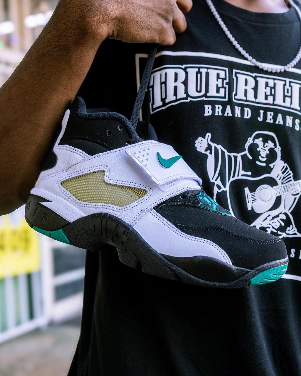 2WildAlerts's tweet photo. Nike Air Diamond Turf 'Emerald' for $79.99 with free shipping. A classic silhouette at a solid price 👟
Worth grabbing at this price? 🤔
https://t.co/4HAX9yyQ4X https://t.co/QqNRy04Fy2