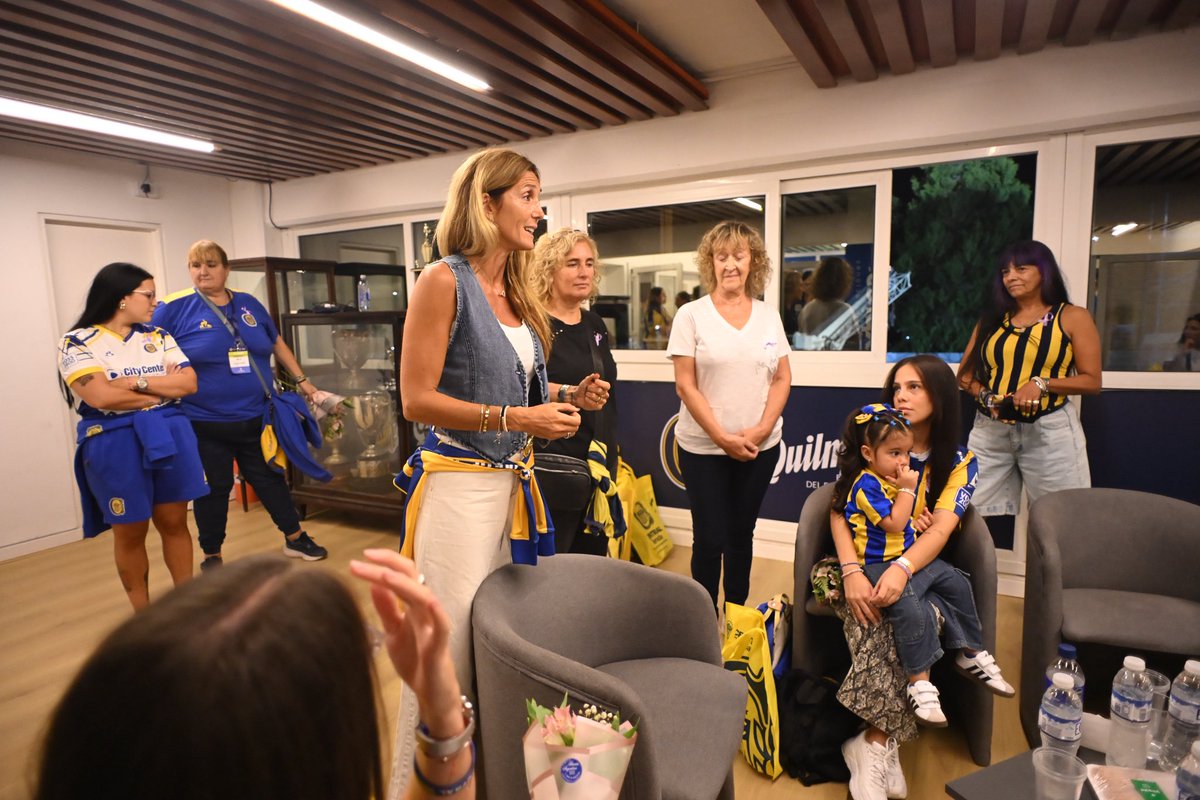 RosarioCentral's tweet photo. Por el Día Internacional de la Mujer, homenajeamos a quienes son el equipo del equipo 💜🇺🇦

Mujeres que acompañan, sostienen y alientan cada día, siendo una parte fundamental en el camino de nuestros jugadores. https://t.co/xwjVPh9o64