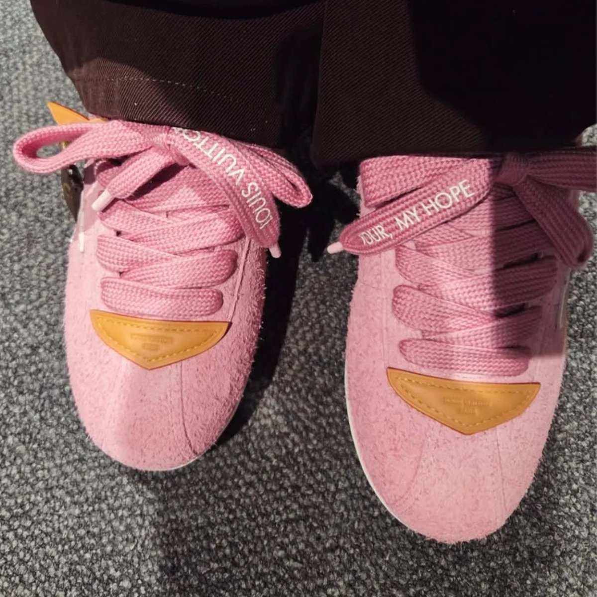 j-hope x Louis Vuitton LV BUTTERSOFT 🌸

🇰🇷 March 20th
🌎 May 2026

🏷️ $1,950 (approx.)