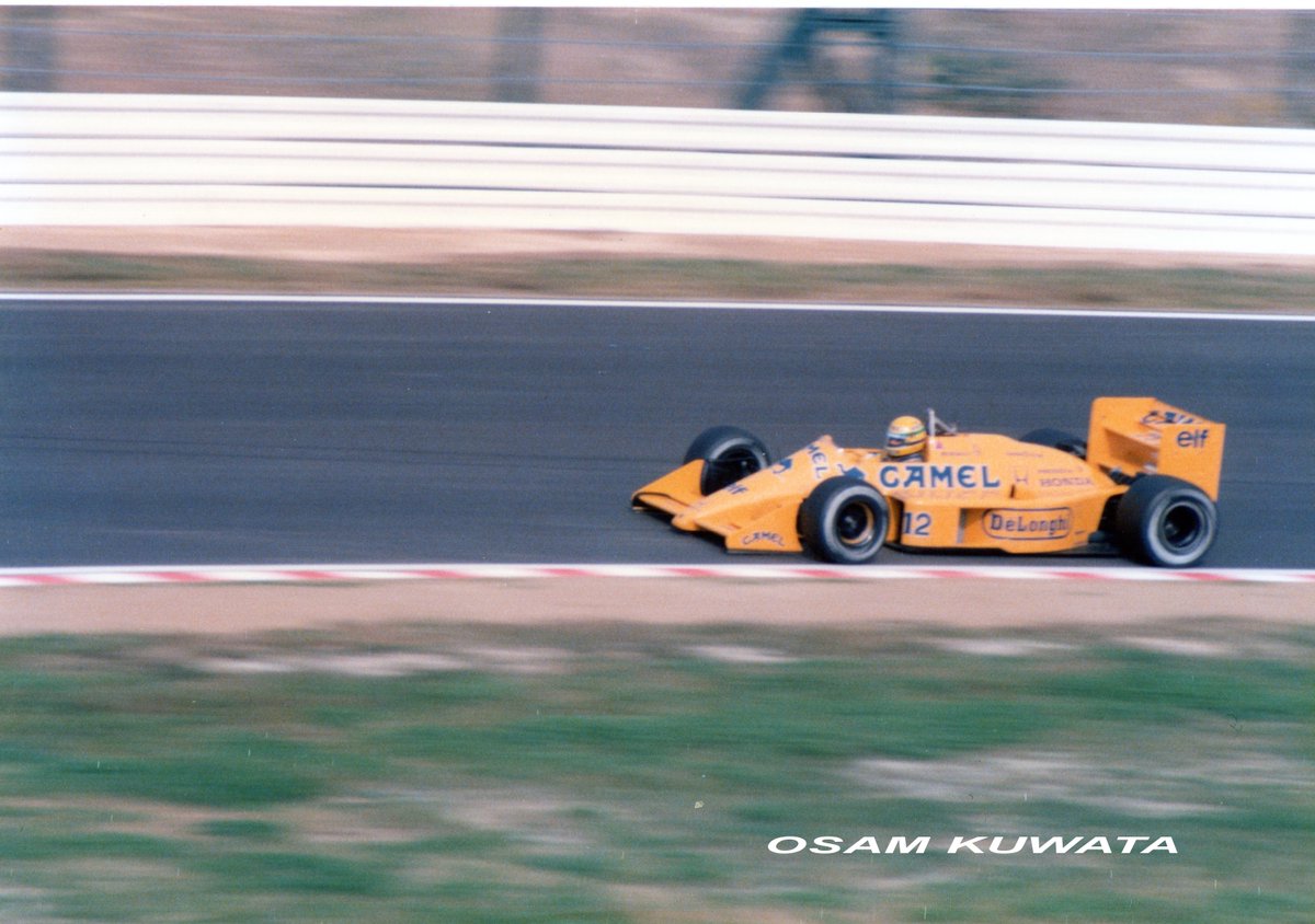 osamtw's tweet photo. 日本GPが近付いてきましたね
私が初めて走るF1を観たのは1987年でした。
色と音とスピードと・・・とにかく圧倒されました。
今は名前が変わったダンロップコーナーを走るセナのキャメル ロータス99T ホンダ
#f1gp #senna #lotus https://t.co/K0SmQCzMpG