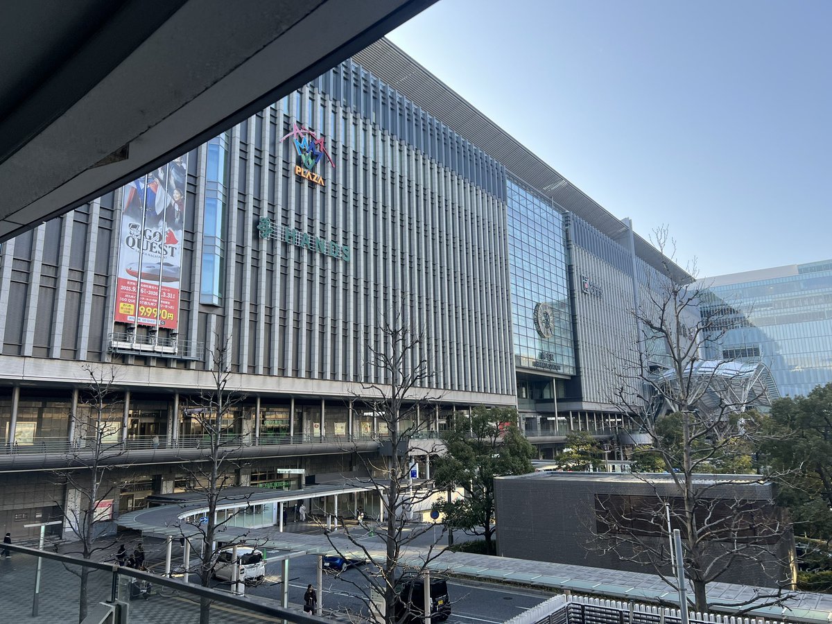 My5160's tweet photo. 昨日からの前泊組が多いようですね🐝
私達は今から長崎へ向かって長崎で後泊します🛌
既にJRホームの待合室で、第一アビサポ、第一V・ファーレンサポに遭遇👀
前乗りアビサポさぁーん待っててねぇー😘
#アビサポ遠征 
#公式戦参戦も遠征もメチャ久しぶり https://t.co/LO2GQPWwKh