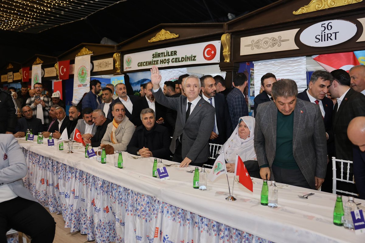 EmrullahErkus's tweet photo. Siirtli kardeşlerimizin misafirperverliğiyle Anadolu Sokağımız bu akşam ayrı bir güzellik kazandı. 

Esenler Belediye Başkanımız Mehmet Tevfik Göksu ve Mihalgazi Belediye Başkanımız Zeynep Güneş Akgün ile birlikte, Ramazan’ın bereketini ve kardeşlik ruhunu hep birlikte yaşamanın mutluluğunu paylaştık.

Bu güzel buluşma, gönüllerimizin yakınlığını ve birlikteliğimizin değerini bir kez daha gösterdi. 

#BirOlmakRuhumuzdaVar
#MilletimizleYolumuzBir