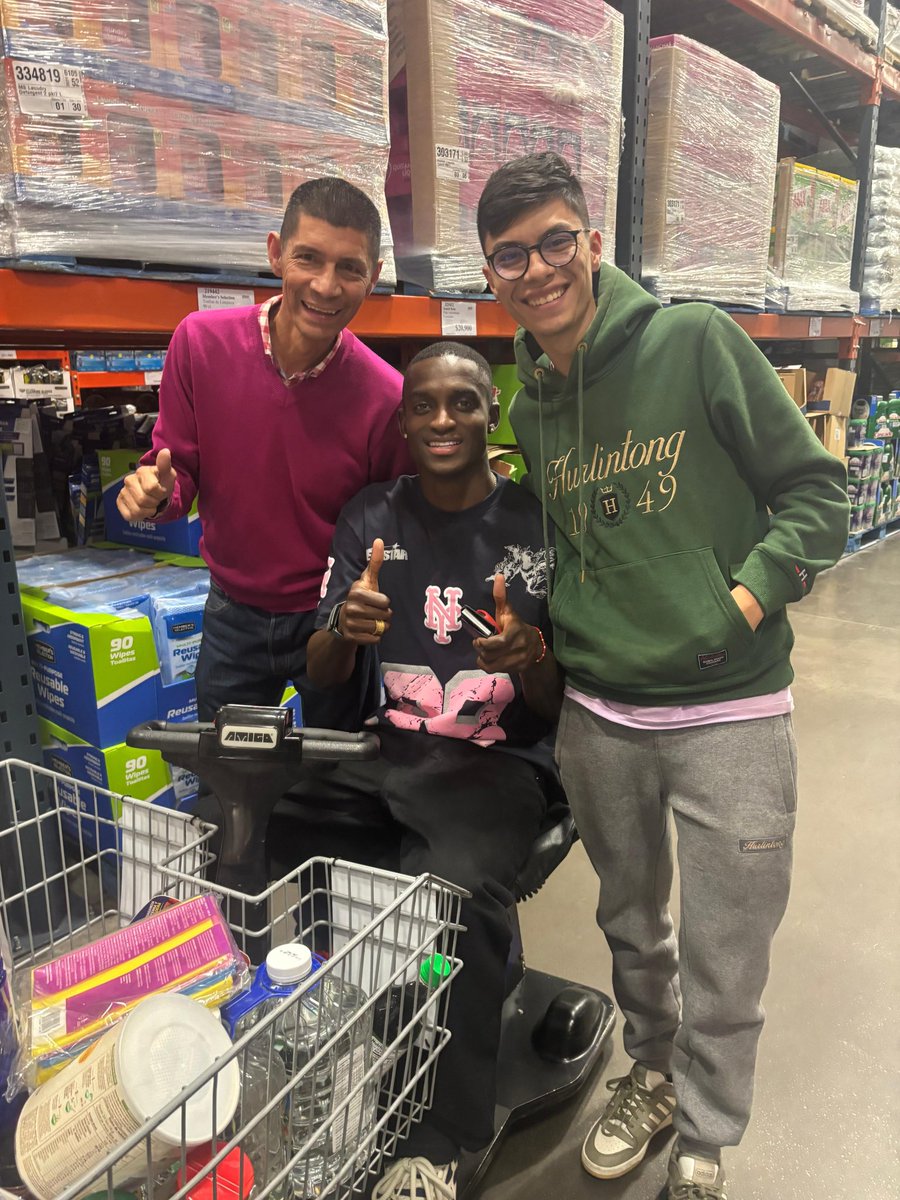 AlexanderGodoyL's tweet photo. Me encuentro a Ewil y le digo como: 
Papá vea al que retiró a Falcao.
Ewil me responde uy no jaajajaj, no diga eso https://t.co/fS5d6iOo0B