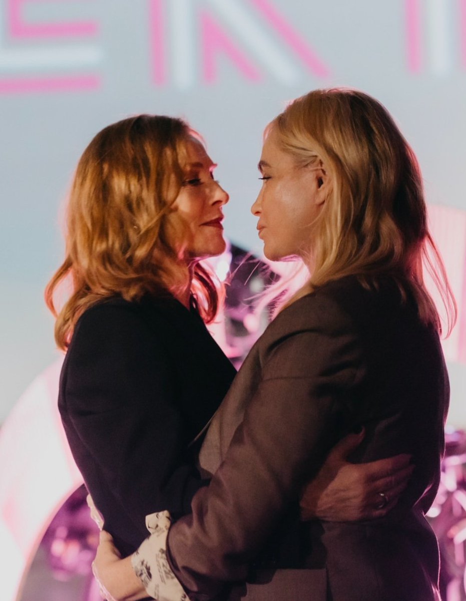 PINEAPPLE tweet media