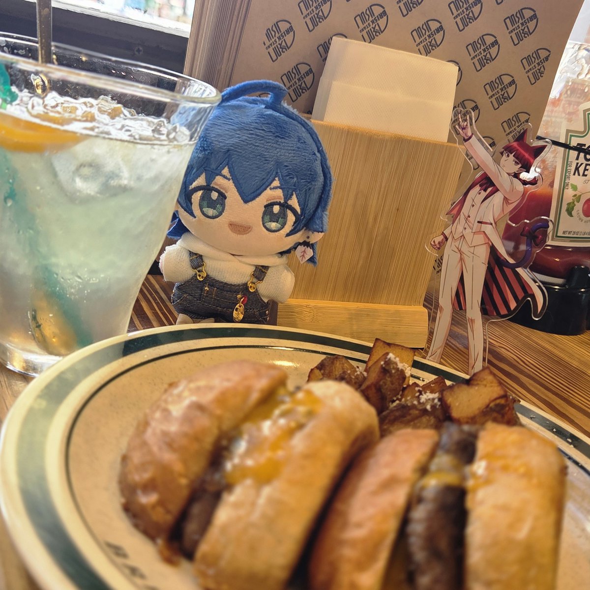 monge_msz's tweet photo. ねるこさんとお久しぶりのイベ参加っ！！
お昼に一緒に食べたハンバーガーとてもおいしかったからまた食べたい🍔💕 https://t.co/99JLfWIxts