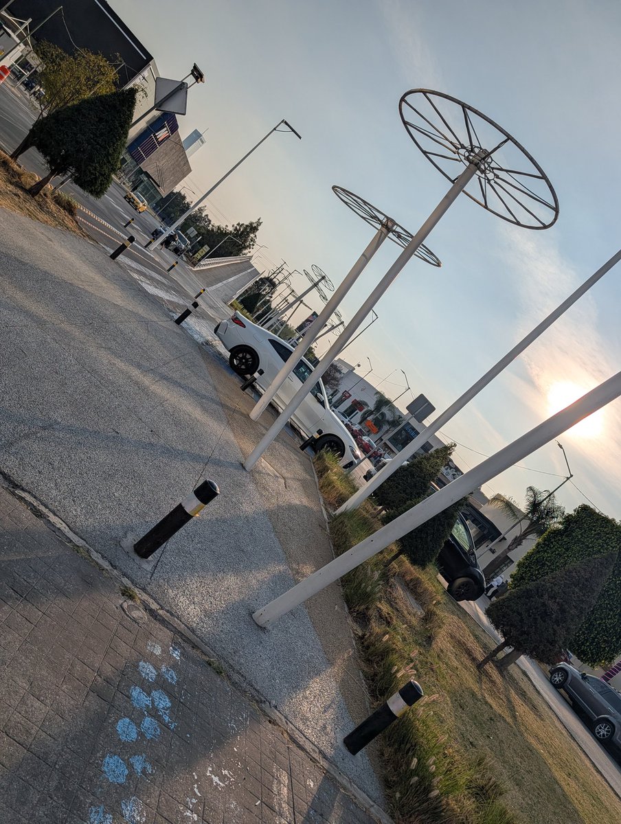 VJGG's tweet photo. @dirtransitopue ya van dos veces en la semana que hay autos estacionados en el retorno y ustedes sin aparecer, en toda esta zona había discos informativos de prohibido estacionarse y mágicamente desaparecieron https://t.co/Ofe8EECO6s