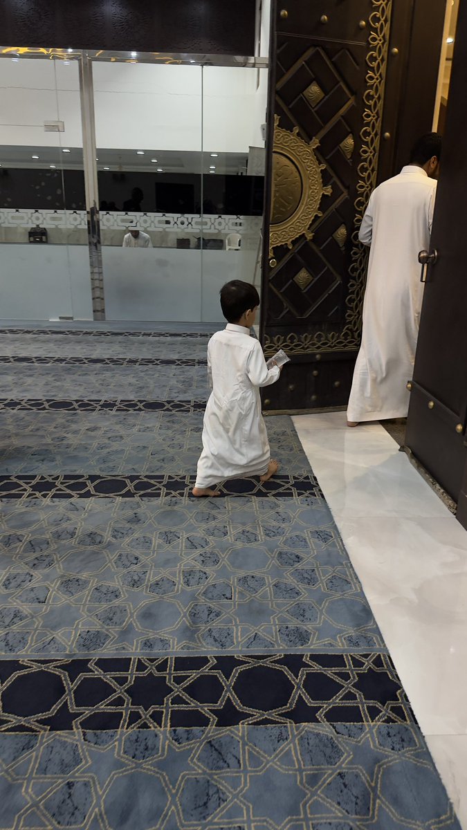 «يالله وأنا عبدك اللي طامعٍ في رضاك
وأحيان أضيّع دروب الحق وأدلها

لا جيتك بـ دعوةً فيها شعور إرتباك
أفتح لها أبوابك اللي في السماء كلها»