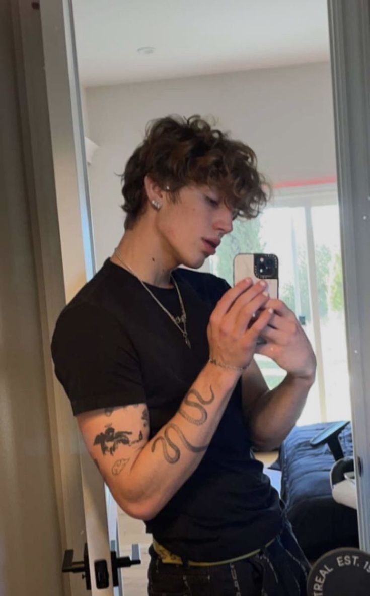 r ؛ hαrper. tweet media