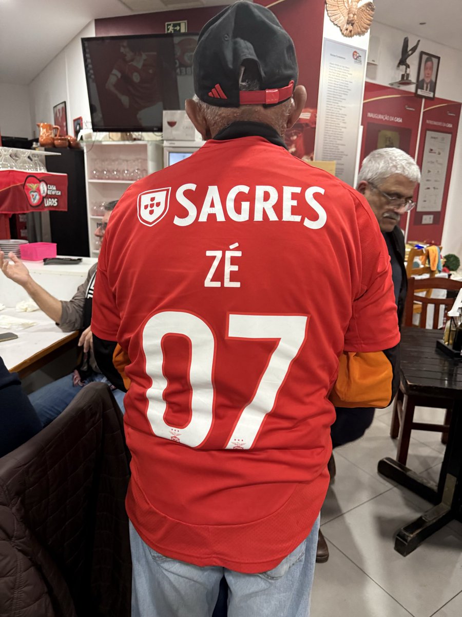 Hoje, a vitória contra o Arouca foi celebrada na Casa do #Benfica de #Lagos ao lado do mítico Senhor Zé.