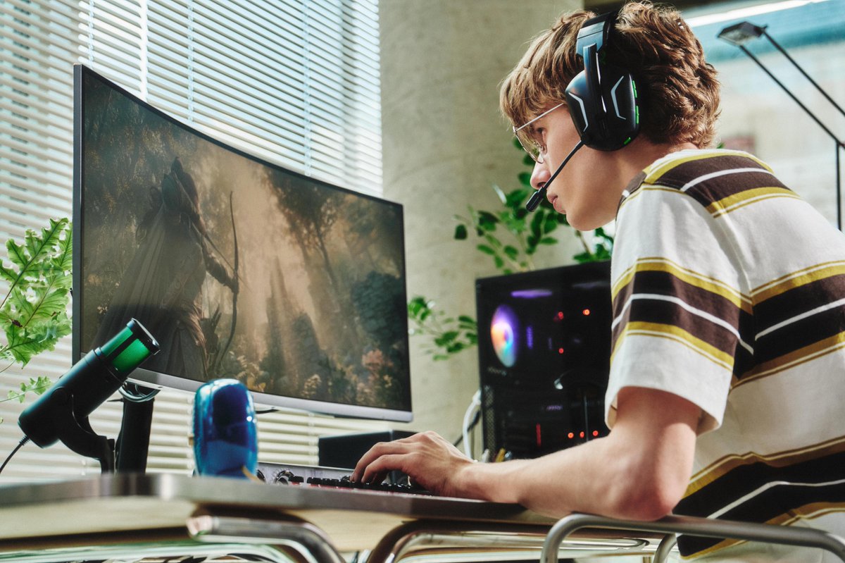 SamsungTurkiye's tweet image. Sadece bir depolama değil.
Yeni bir hız seviyesi.
PCIe® 5.0 destekli 9100 PRO ile oyunlar daha hızlı yüklenir, sahneler daha akıcı ilerler ve performans hiçbir anında seni yarı yolda bırakmaz.

#SamsungSSD #9100PRO #NVMeSSD #PCGaming