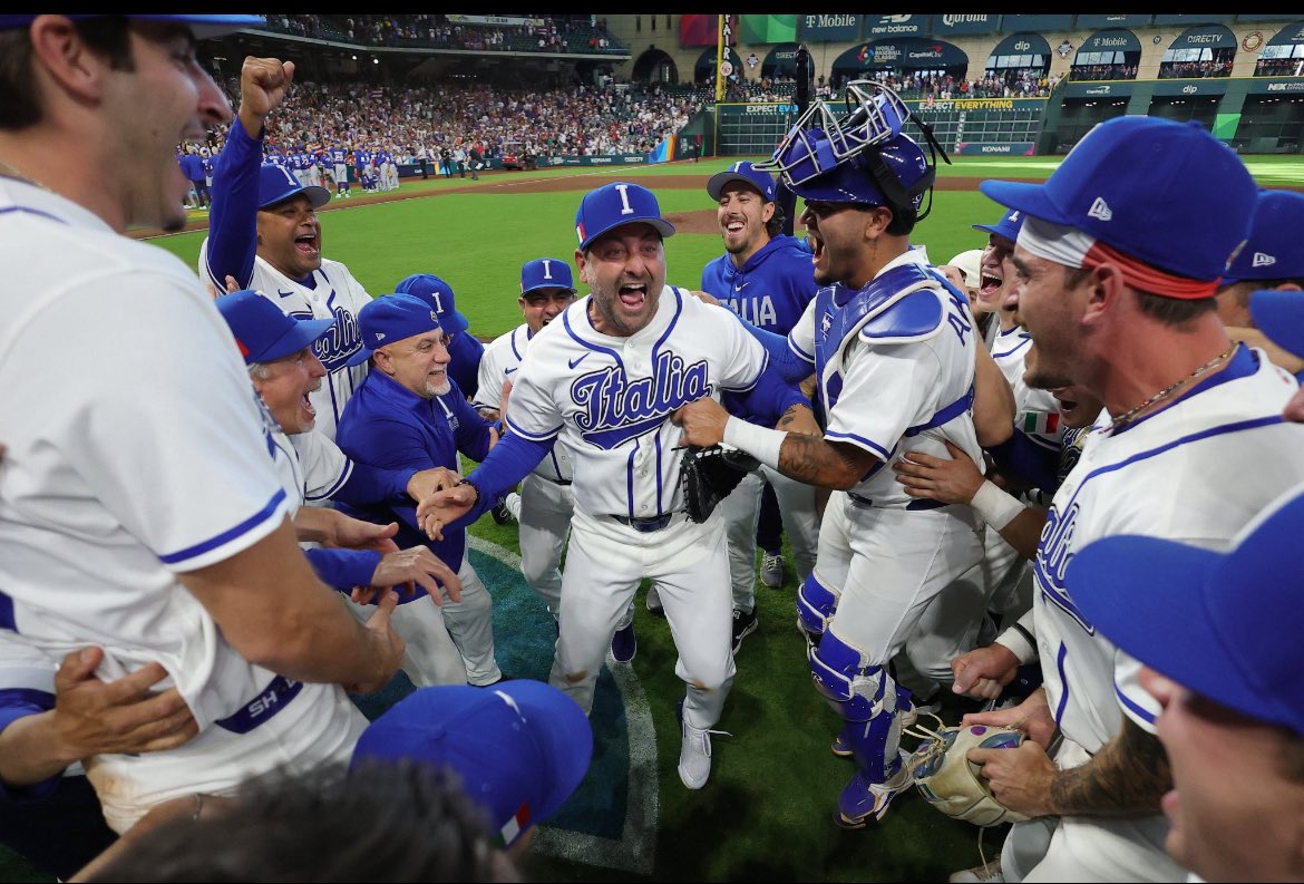 VzlanosMLB's tweet photo. Francisco Cervelli 🇮🇹🇻🇪 y su equipo!!
La mejor historia de los clásico es esta Italia del 2026
❇️5 victorias en fila 
❇️Brayan Rocchio se une al equipo en las semi final tal como mencionaron en la transmisión de ESPN durante el juego 🆚 Puerto Rico 🇵🇷 https://t.co/thdx5obpqY