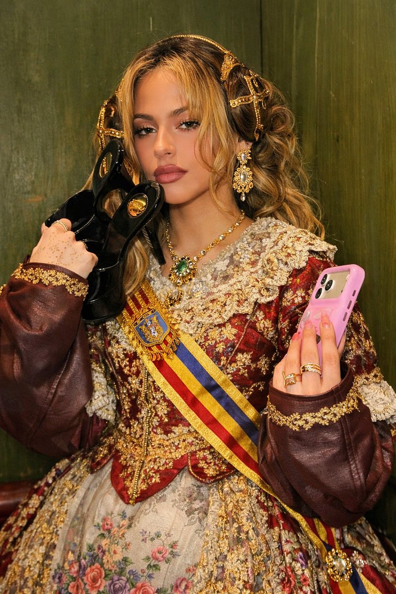 TinisValencia's tweet photo. Según ChatGPT, esta sería Tini vestida de fallera.
¿Qué opináis, tinistas? 🔥🌸

¿Os gusta cómo le queda el traje?

Os leemos 👀👇
¡Felices Fallas, Valencia! 🎆🎇 https://t.co/A7x4yHd1gS