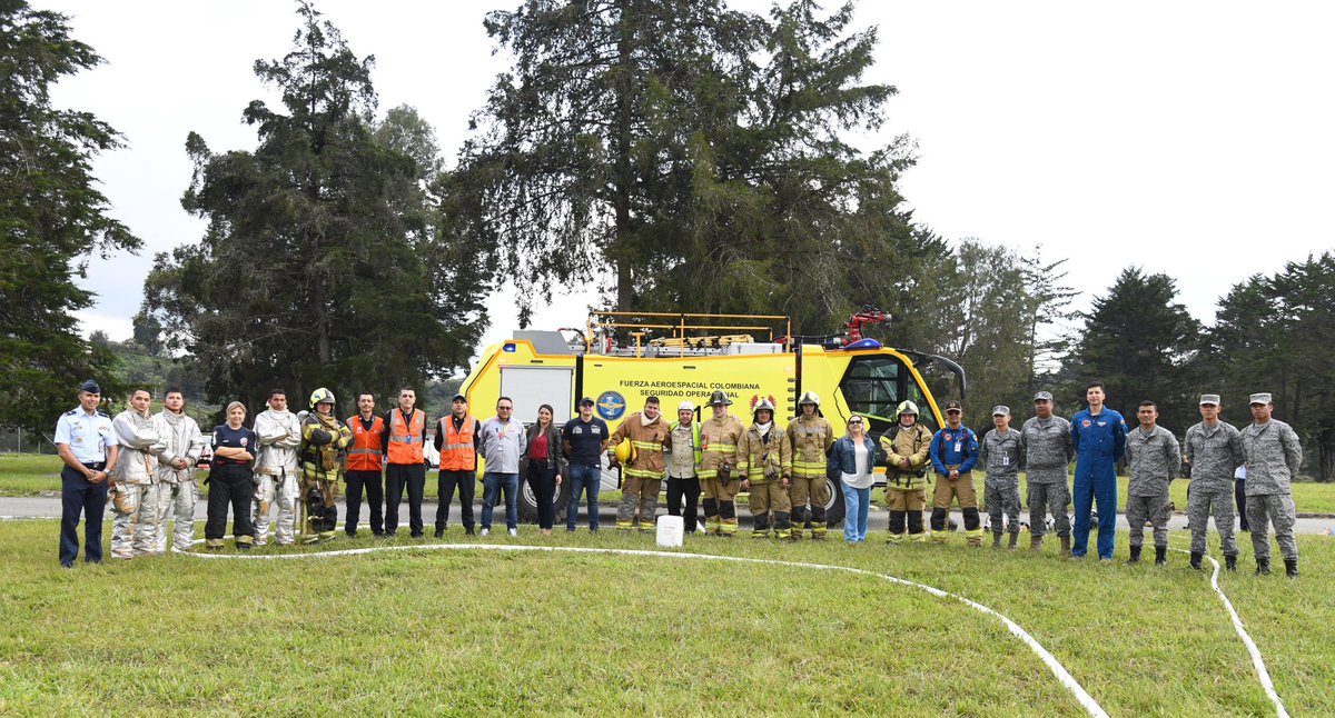 FuerzaAereaCol's tweet photo. A través de escenarios simulados, se pusieron a prueba los conocimientos y habilidades para el control de incendios, fortaleciendo la coordinación y el trabajo articulado entre instituciones.

➡️ https://t.co/vYMLbfyxLi

#SiempreFirmes
#CACOM5 https://t.co/6MNY9DdObh