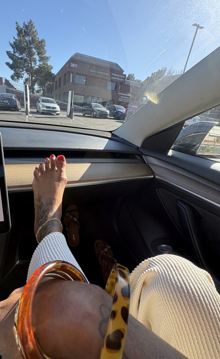 LelaMissslela's tweet photo. Cheers to sexy feet 😉 https://t.co/SqeEUQUzRU