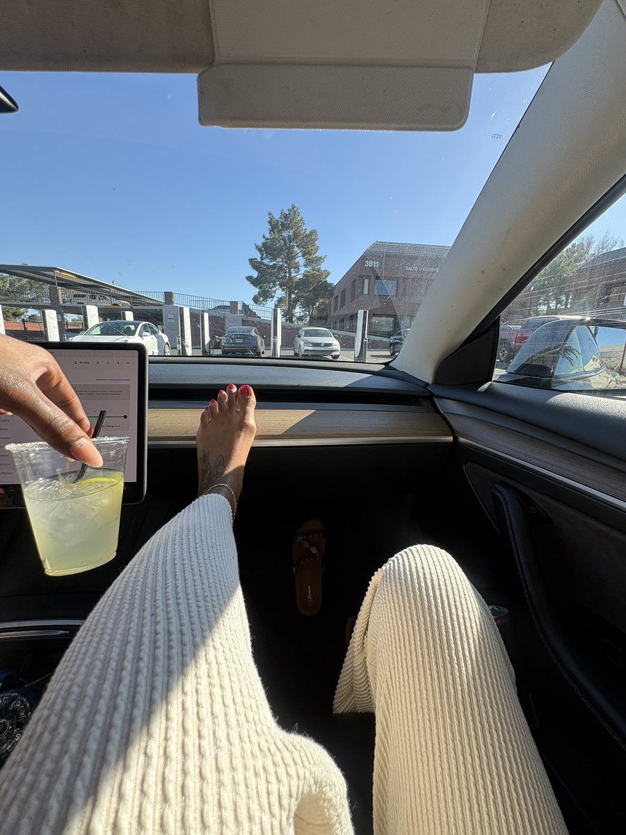 LelaMissslela's tweet photo. Cheers to sexy feet 😉 https://t.co/SqeEUQUzRU