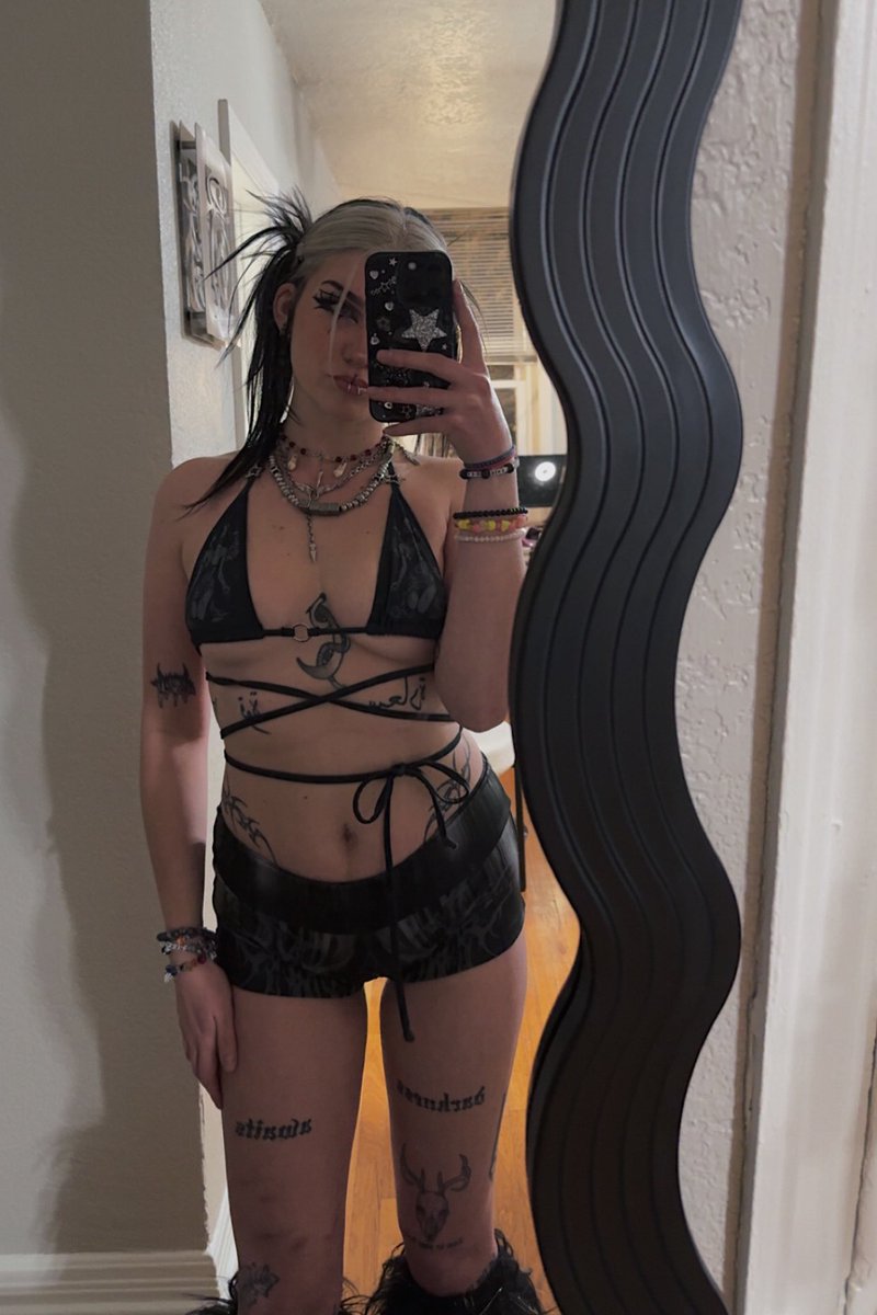 delliillah's tweet photo. anyway love this fit https://t.co/0T2hSZzwJu