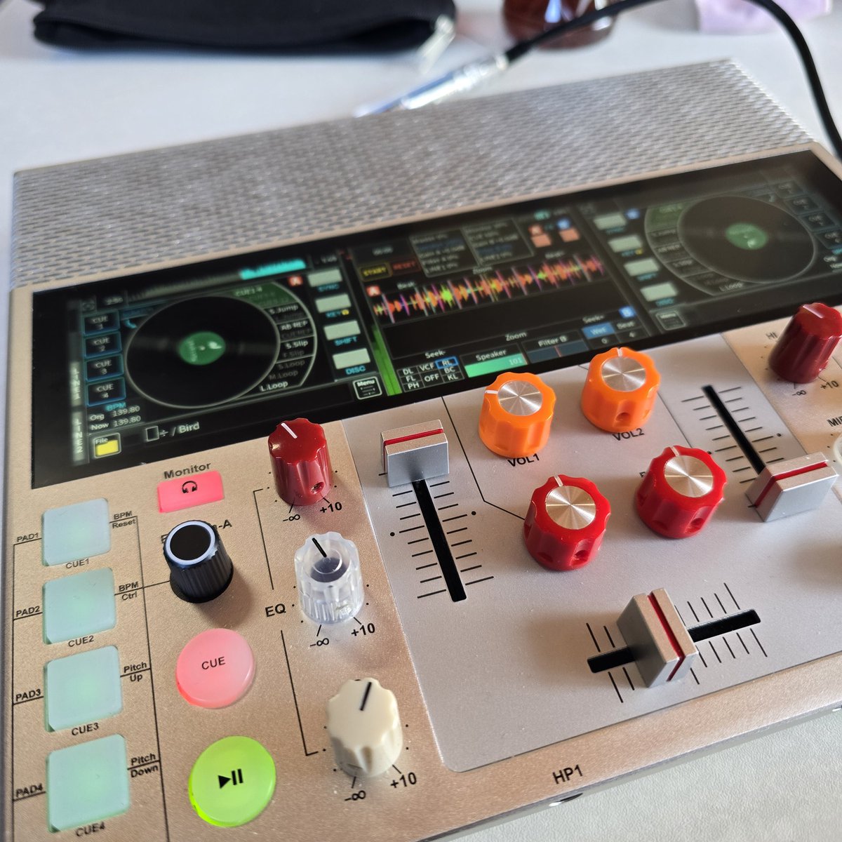 gzu1jp's tweet photo. コイツは外見冷たいですが、
中身はしっかり者らしいです。
内蔵スピーカー音量最大にすると音バッキバキにワレます。
あ、当たり前でしたね。
#FJ1 https://t.co/SbIqRREoGT